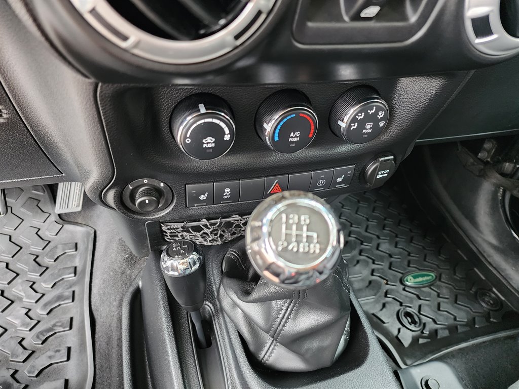 2014 Jeep Wrangler Unlimited Sahara photo 19