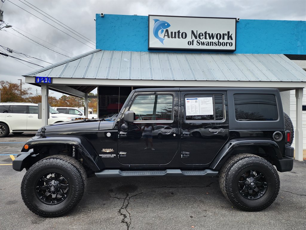 2014 Jeep Wrangler Unlimited Sahara photo 2