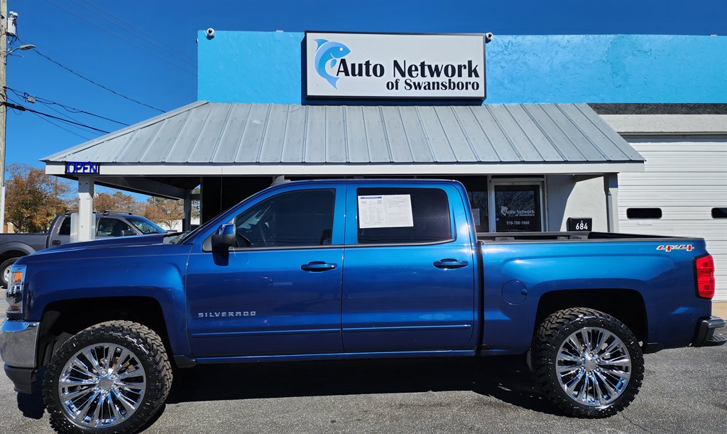 2017 Chevrolet Silverado 1500 LT photo 2