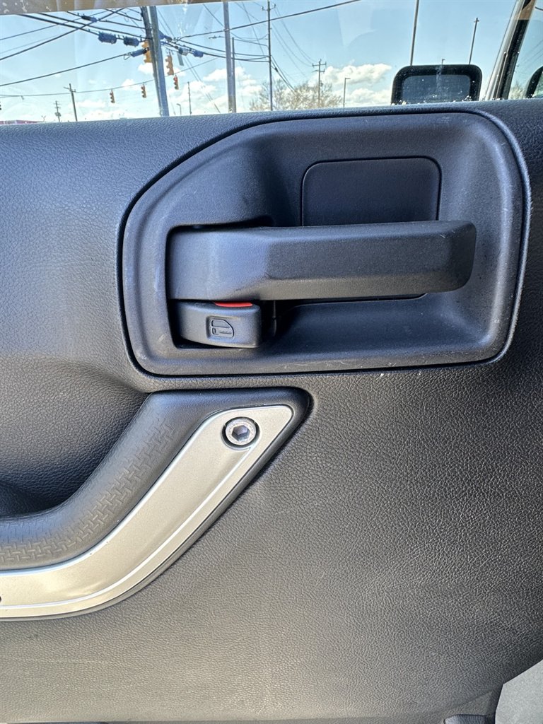 2016 Jeep Wrangler Unlimited Sahara photo 13