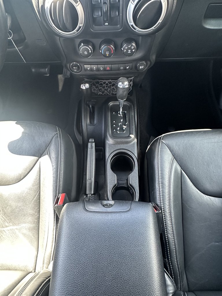2016 Jeep Wrangler Unlimited Sahara photo 23