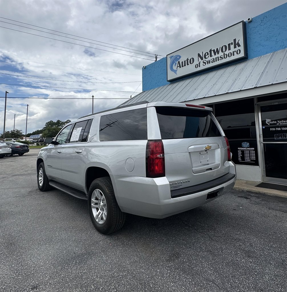 2019 Chevrolet Suburban 1500 LT photo 3