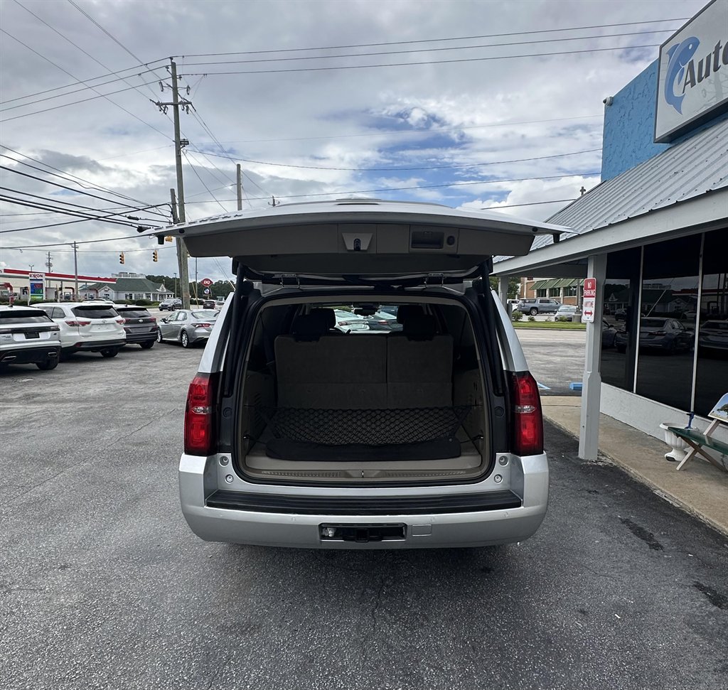 2019 Chevrolet Suburban 1500 LT photo 7
